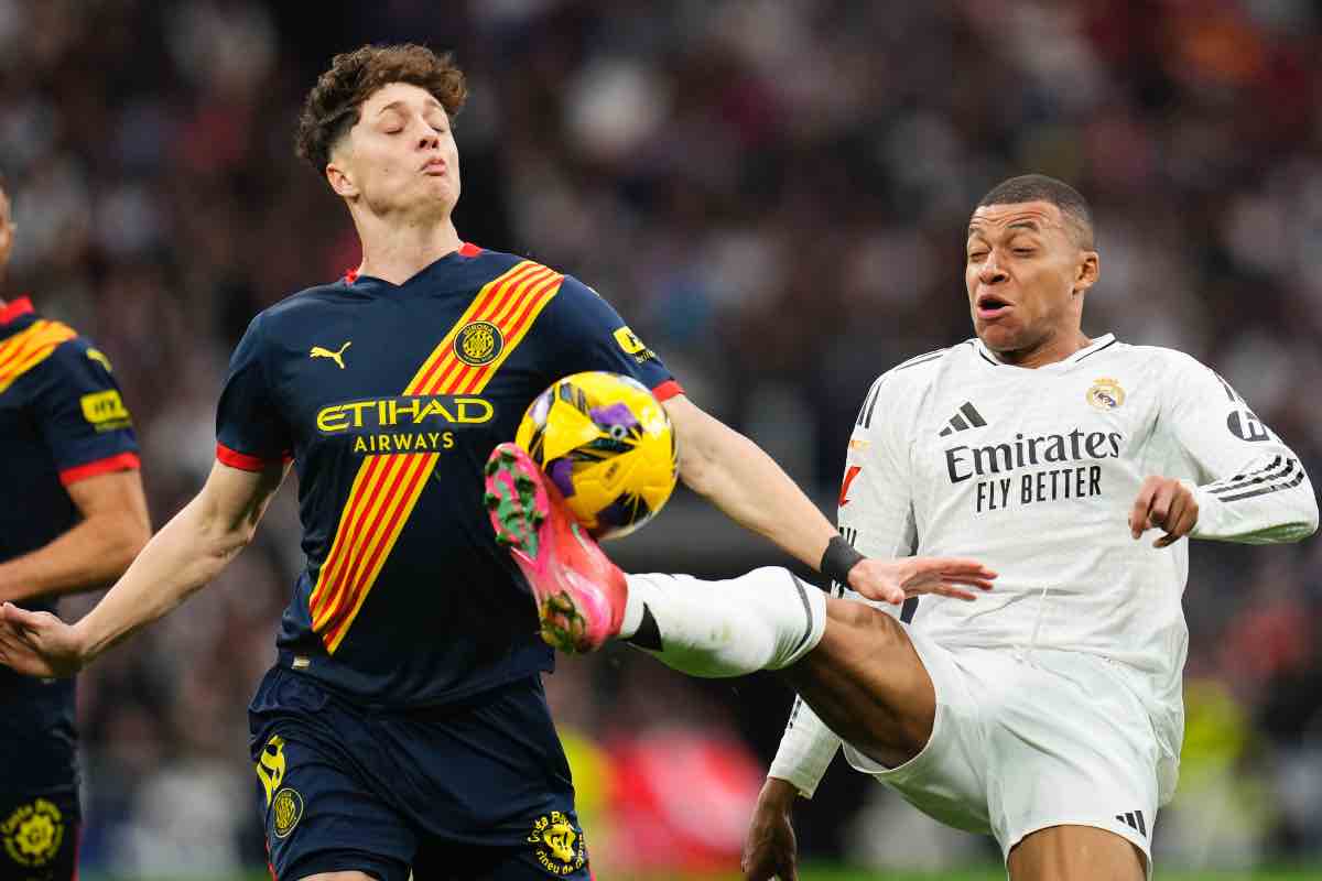 Contrasto di gioco con Mbappé, nell'ultima sfida contro il Real Madrid