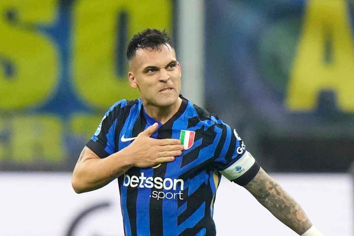 Lautaro Martinez esulta dopo aver messo a segno un gol