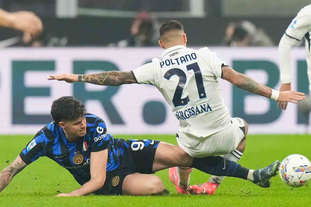 Bastoni a contrasto con Politano nel corso dell'ultimo Inter-Napoli