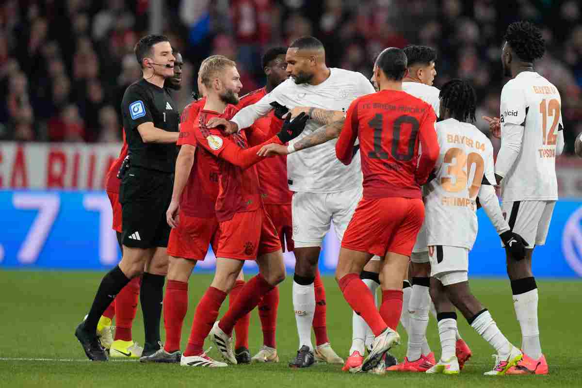 Calciatori del Bayern Monaco e del Bayer Leverkusen discutono durante l'ultima partita