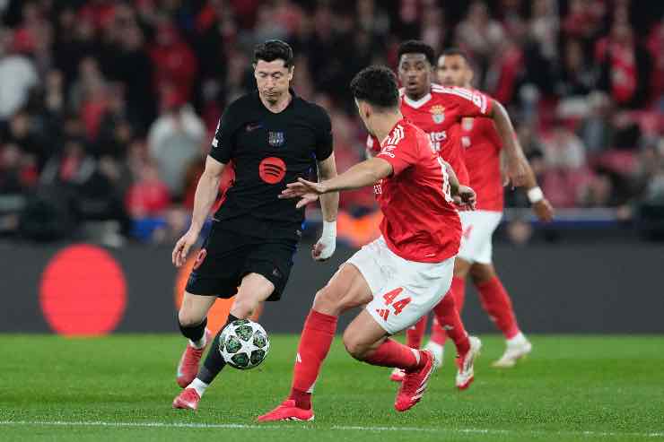 Lewandowski punta l'area di rigore, Kokcu presidia