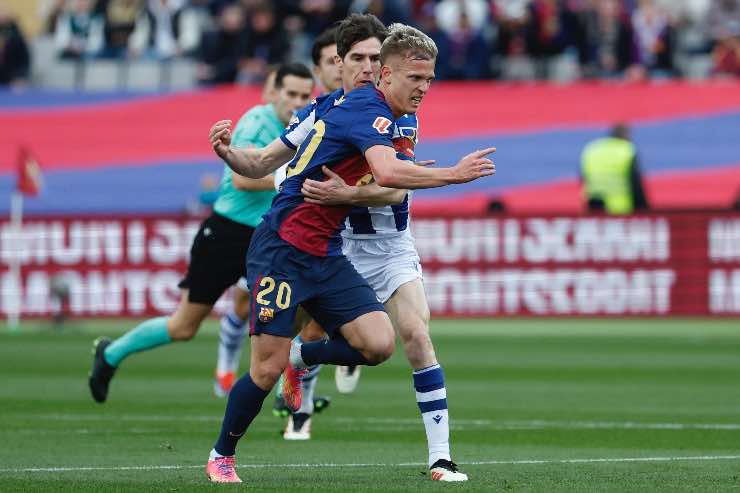 Dani Olmo prova la giocata durante Barcellona-Real Sociedad