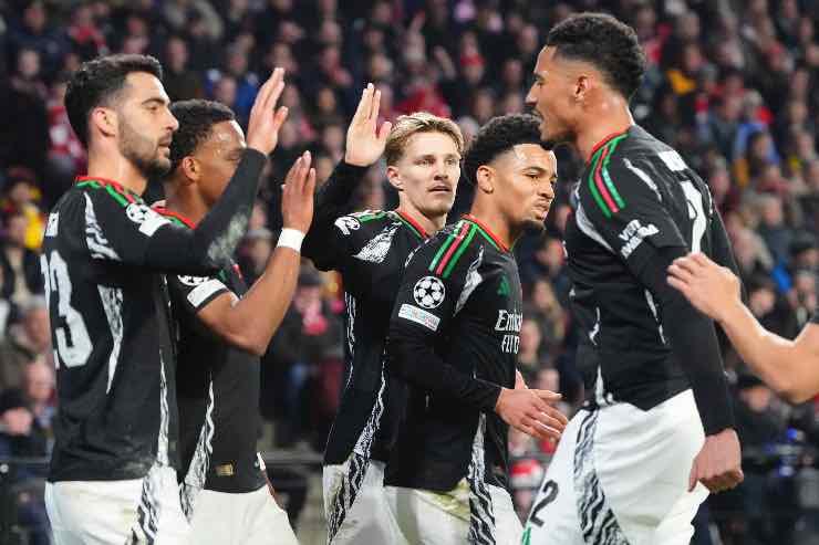 I festeggiamenti dell'Arsenal dopo uno dei tanti gol siglati contro il Psv