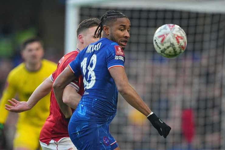 Nkunku prova a controllare un pallone