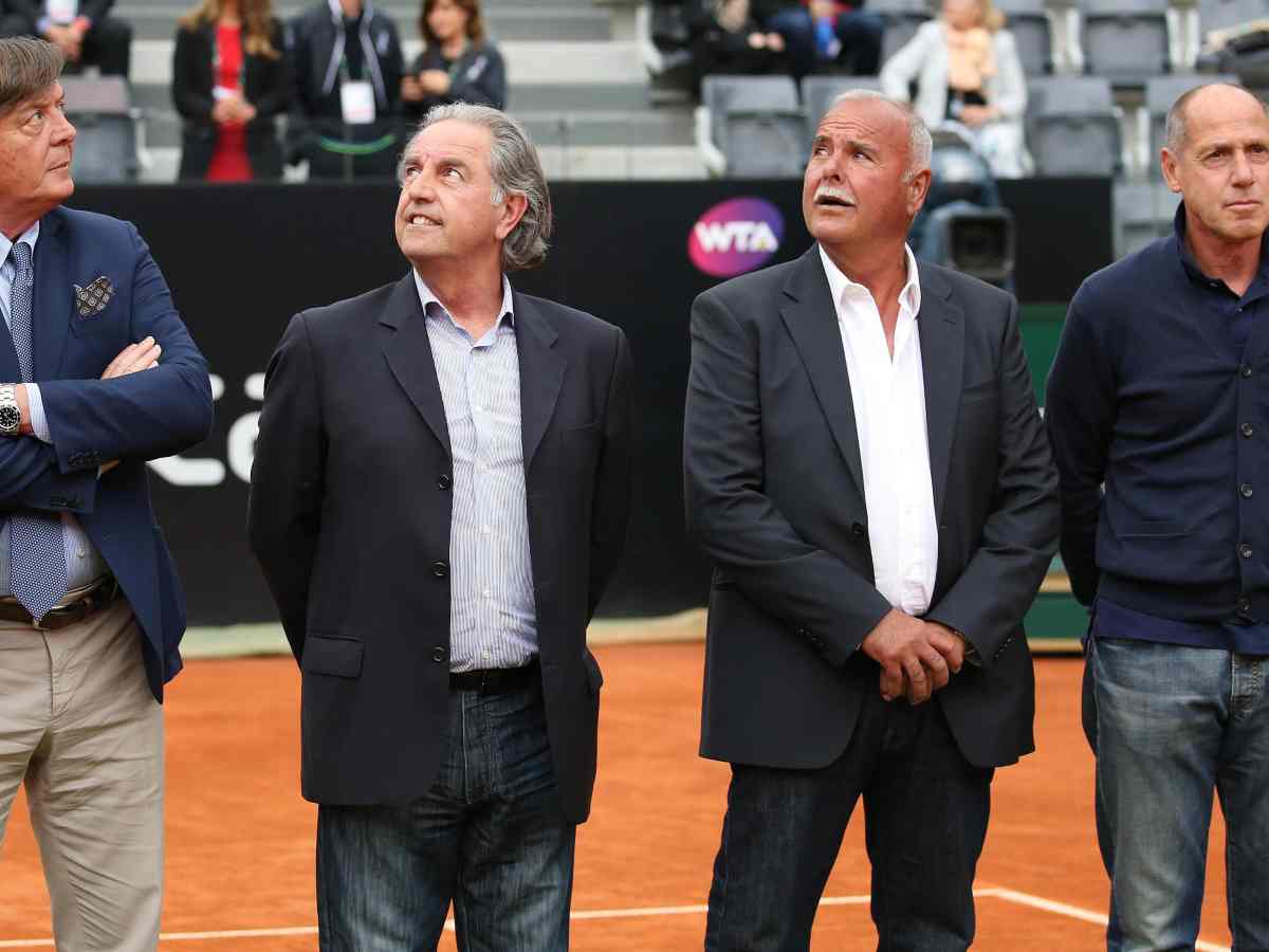 Panatta, Bertolucci e Barazzutti posano per una foto in campo