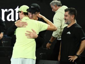 Sinner e Cahill si abbracciano all'Australian Open