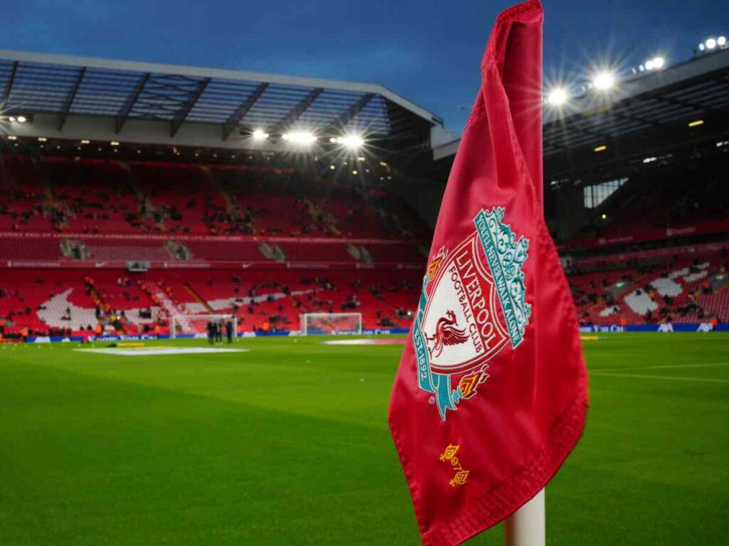 La bandierina del calcio d'angolo ad Anfield