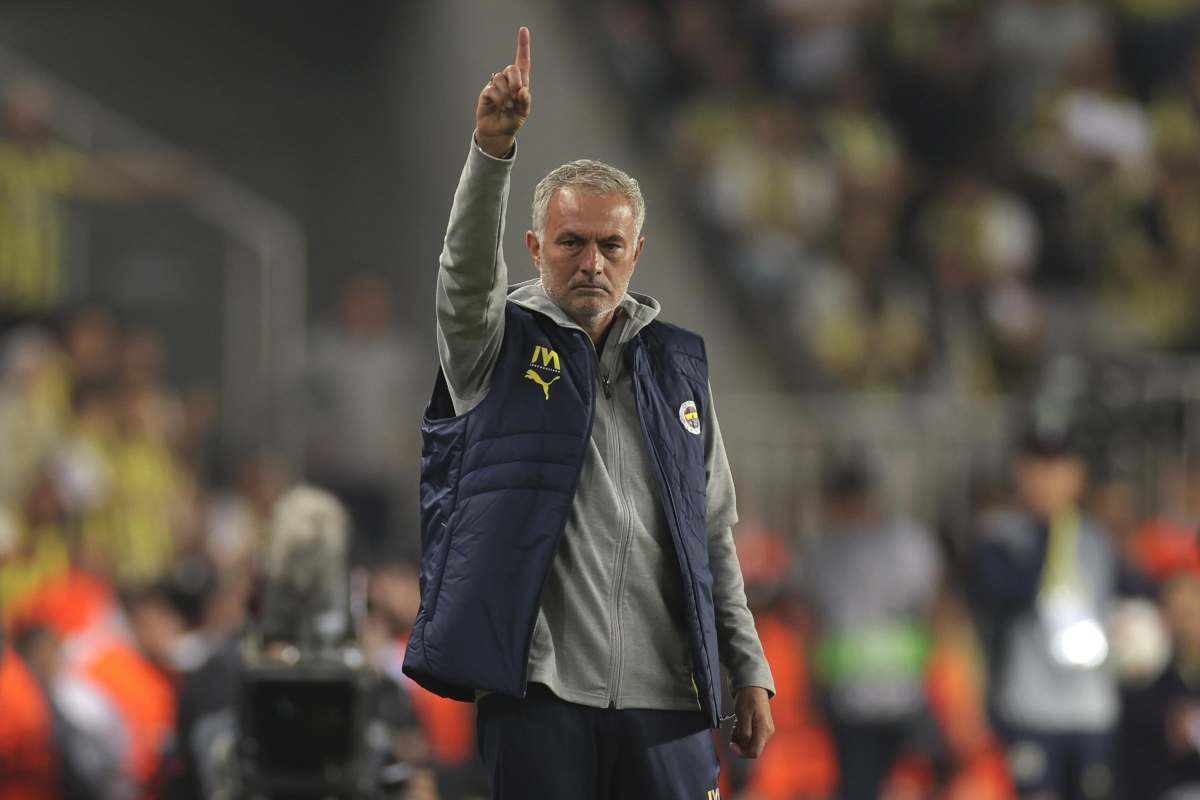 L'allenatore del Fenerbahce Mourinho