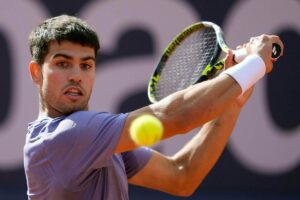 Carlos Alcaraz in azione con il rovescio a Barcellona