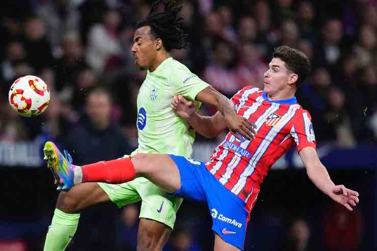 Koundé cerca di anticipare Julian Alvarez